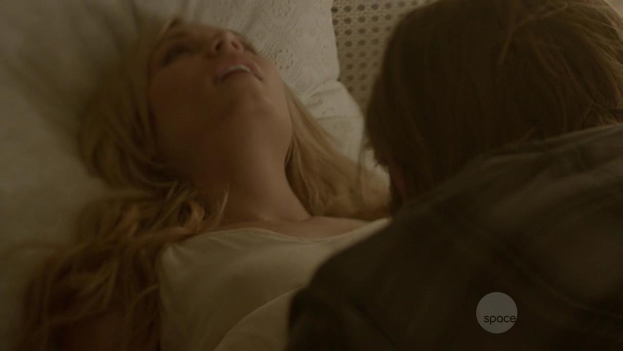 Laura Vandervoort naked – Bitten s01e02 (2014)