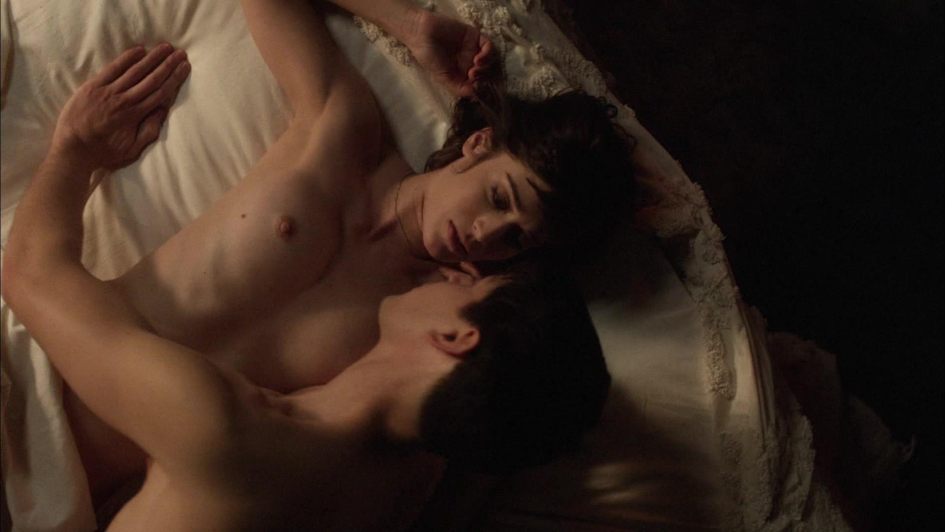 Lizzy Caplan nude – Masters of Sex s01e01 (2013)