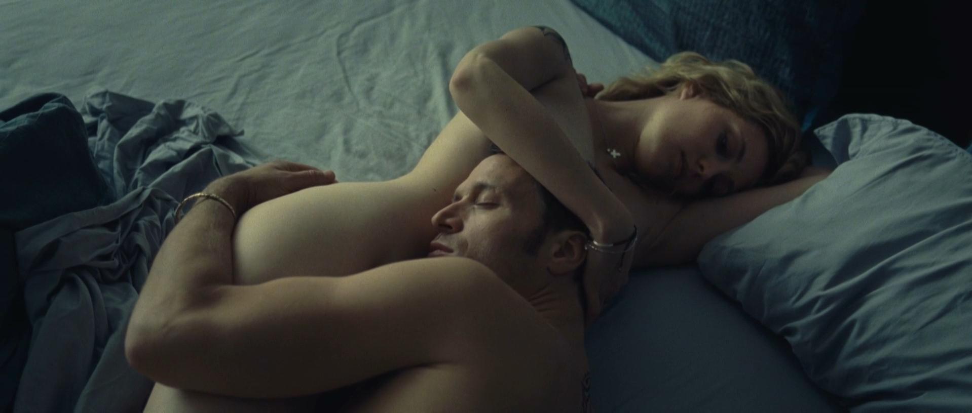 Evelyne Brochu nude - Cafe De Flore (2011) .